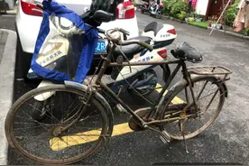 1958年的进口古董车被人当废品卖了？幸亏民警及时找回图片