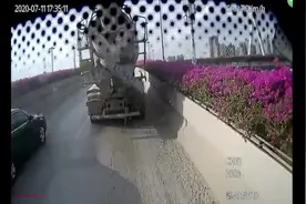 暖心一幕！广州公交司机路遇小车起火下车相助图片