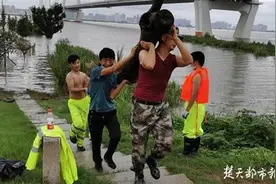 江面漂浮物集结一级水源区，打捞队紧急出动清走15吨垃圾图片