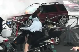 突发！越野车香江立交下自燃，桂林“老司机”登场……图片