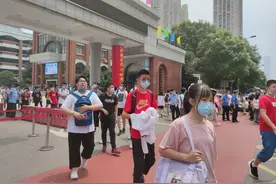 长沙中考今日开考8月3日放榜 作文关注“心灵”图片