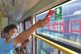 公共汽车遇到紧急情况，乘客如何自救？图片