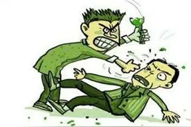 大排档吃宵夜太过吵闹被邻桌训斥，道歉后气不顺，竟拎起啤酒瓶砸向对方的头图片