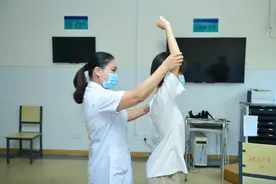 不良习惯悄悄改变孩子的脊椎，省人医暑假青少年姿势不良训练营开营图片