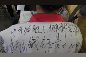 50名初三生送签名校服，老师说“一辈子不会忘”