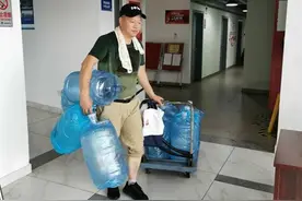 校园里这个送水叔叔“太可爱”：义务为学生服务还资助贫困生图片