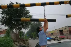 马路上托举限高杆10多分钟，石家庄市民点赞“托举哥”图片