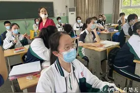 惊喜！中考前最后一节课，班主任给每个孩子发红包图片