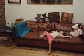 日本姐妹“灵魂睡姿”爆红ins，妈妈悄悄记录8年：岁月静好太治愈了图片