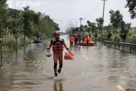 抗洪一线，消防员“兼职”外卖小哥送生日蛋糕图片