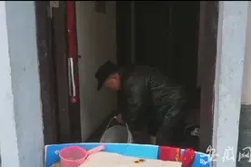 肥东龙塘幸福家园小区一楼住户家里开始进水图片