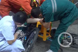 隔着屏幕都感觉痛！男孩骑自行车摔倒，刹车把手插入大腿图片