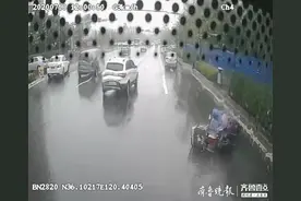 送餐女骑手雨天滑倒被压车下起不了身，公交司机停车伸出援手图片