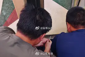 淄博一幼童脚卡酒店旋转门 情况紧急图片