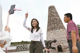 网红C妹直播 展现古村魅力图片