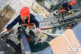 金城里丨高空“蜘蛛人”从业17年的城市“美容师”图片