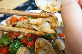 洗花蛤，只用盐水泡就错了！老渔民：花蛤这样泡一泡，狂吐沙图片