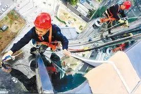 高空“蜘蛛人”：从业17年de城市“美容师”图片