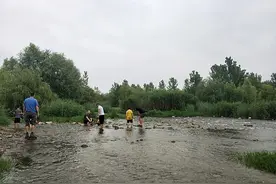 洛阳不少市民在伊河某一段橡胶坝下戏水，看起来十分危险图片