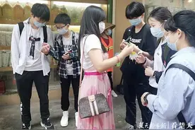 化学老师现场送考生分子模型：愿你与所有题目进行化学反应图片