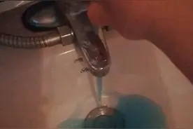 水龙头流蓝色自来水，还有香味！竟是邻居马桶…太恶心图片