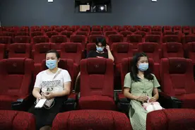 组图｜排排坐，看电影，影院恢复营业了图片