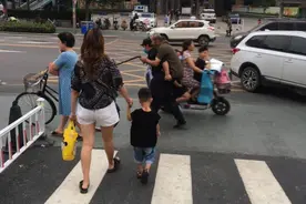盲人“被困”斑马线 保安一把背起被赞暖心图片