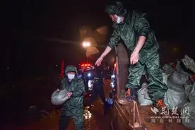 人民至上、生命至上——黄石市消防救援支队抗洪抢险救援行动纪实图片