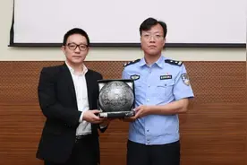 羡慕哭！上海警方收到绝版“黑曼巴”篮球，故事要从一个手工小作坊说起图片