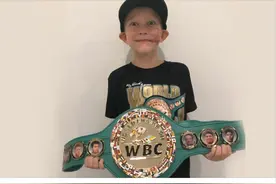 因保护妹妹被恶犬咬伤，6岁男孩获赠WBC金腰带图片