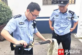 “你到底是不是76号？”卖鱼男子突遭陌生人发问，随后被一把武士刀架在了脖子上图片