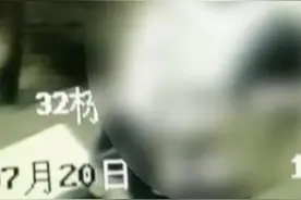 熊孩子电梯内小便还比“耶”物业：给一个机会图片