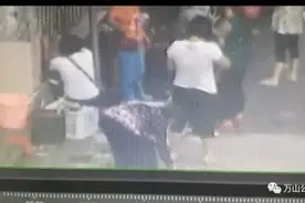 菜市场买菜把钱丢了 民警通过监控帮助其找回图片