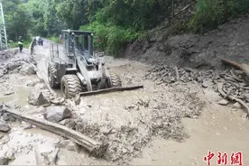 西藏林芝境内段国道百米路基垮塌 武警官兵正全力抢通图片