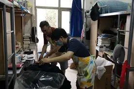 北京毕业“寄”：教授客串搬运工 7小时打包3000本书图片