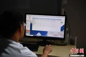 顶尖农人和人工智能昆明“对战”种草莓图片
