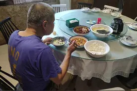 南京一餐馆老板张贴告示：为困难人士免费提供“爱心餐”图片