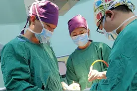 假牙下“长肉”，竟是口腔癌！医生巧手为百岁老人摘除口腔肿瘤图片