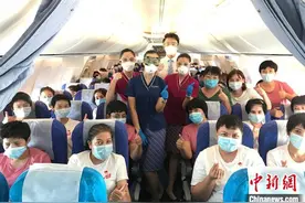 两地支援抗疫 航司保障46名医疗人员连夜抵达乌鲁木齐图片