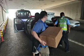 押试卷、送考生，郑州交警六大队倾力护航公务员考试图片