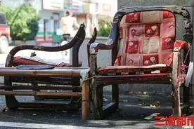 “凳子奶奶”十余年收集旧桌椅，只为给邻居提供一个休闲处图片
