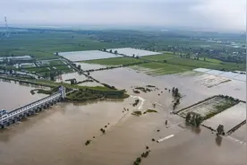 蚌埠荆山湖行洪区启用分洪图片