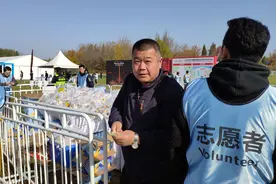 服务时间超1500小时，我们和三位五星级志愿者聊了聊图片