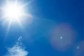 68岁爷爷怕感冒，不开窗不开空调，结果待在家中也中暑，到医院一查体温41℃图片
