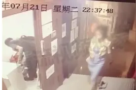 女子深夜遭陌生男尾随到家门口，敲门喊话：我想约你图片