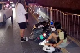 郑州女孩骑电动车逆行被出租车撞倒 致两人骨折图片