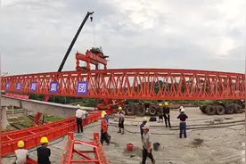 长沙伊莱克斯大道西延段跨京广铁路桥首梁成功架设，预计年底全线贯通图片