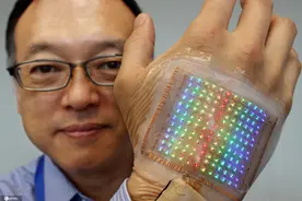 厚度仅2毫米！日本研发出彩色显示屏可贴皮肤图片
