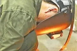 “00后”电焊“老师傅”巅峰对决火花四溅图片