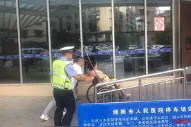 高速路上孕妈妈羊水破裂 警车开道紧急送医 入院2分钟后产下一女图片